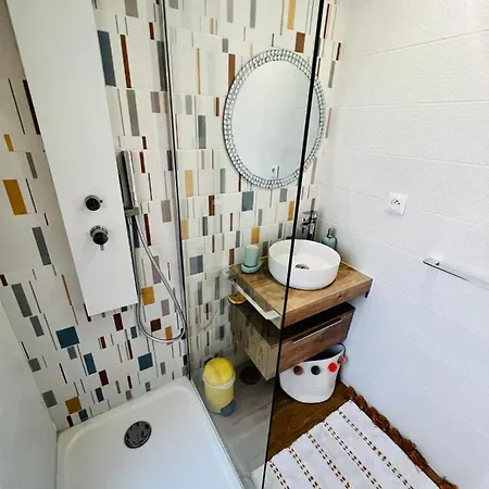 Brand New 2-bedroom In With Ac And Sea View *