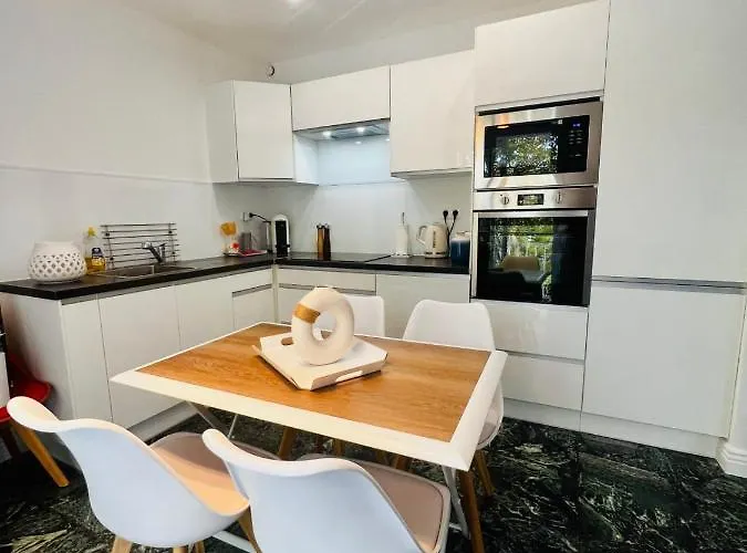 Brand New 2-bedroom In With Ac And Sea View *