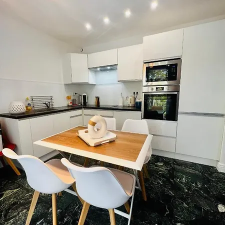 Brand New 2-bedroom In With Ac And Sea View *